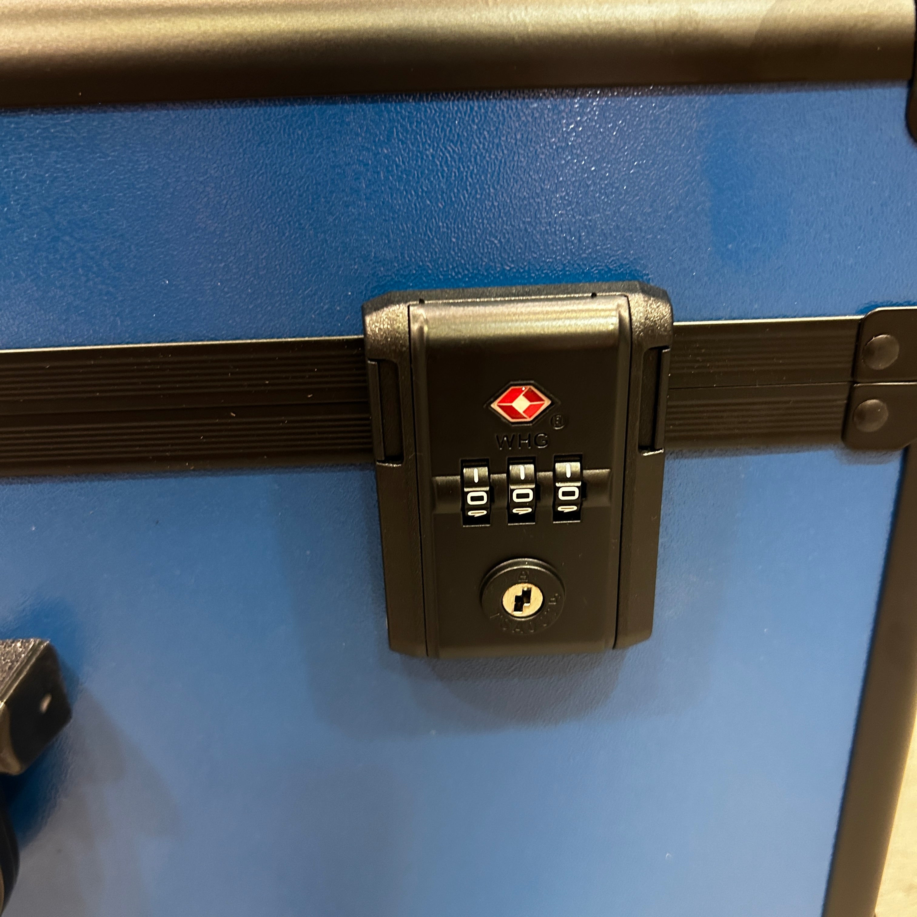 Bento Basics - Graded Latch Aluminum Case (4 Rows Blue on Wheels)