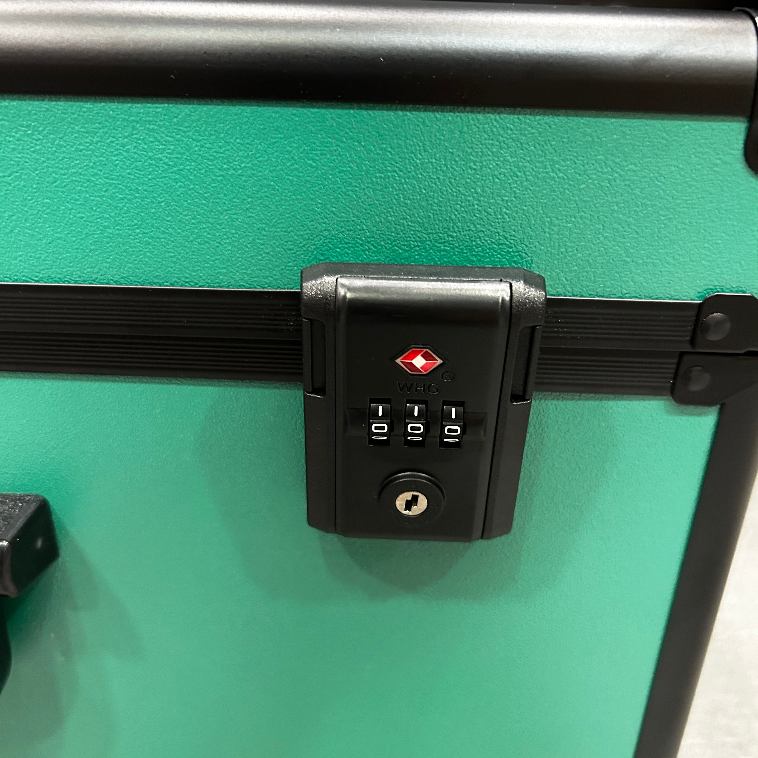 Bento Basics - Graded Latch Aluminum Case (4 Rows Green on Wheels)