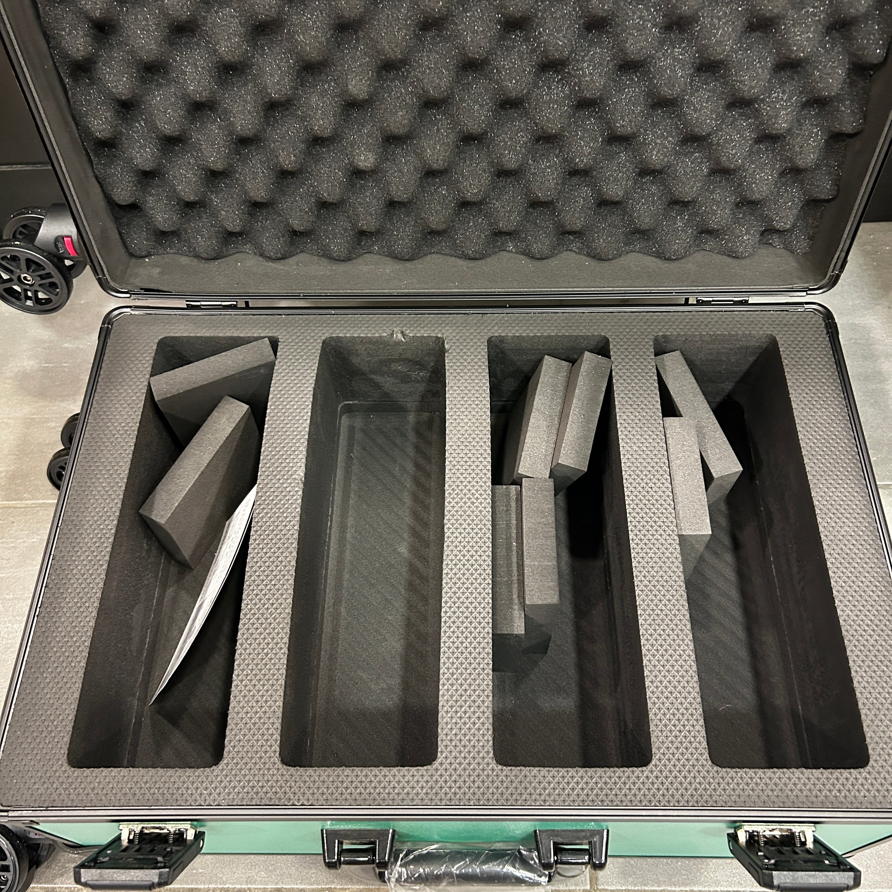 Bento Basics - Graded Latch Aluminum Case (4 Rows Green on Wheels)